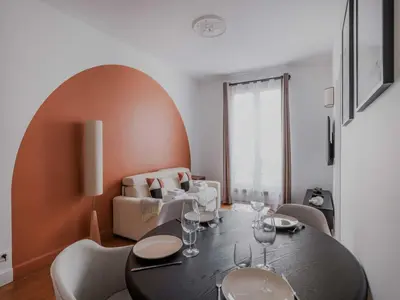 Coin salon dans l'établissement Parisian charm Elegant 1-bedroom apt