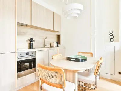 Cuisine ou kitchenette dans l'établissement Splendid apt-Saint-Germain-des-Prés-Mobility lease