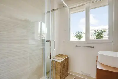 Salle de bains dans l'établissement 1BDR quiet with Terrace - Pont de Neuilly - BAIL MOBILITE