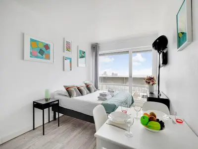 Coin salon dans l'établissement Bright studio with balcony - 2P- Eiffel Tower view