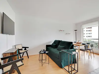 Télévision ou salle de divertissement dans l'établissement Elegant apt private balcony 2BD 6P - Levallois