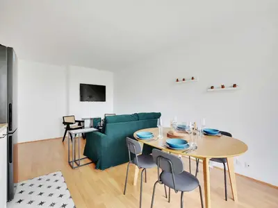 Coin salon dans l'établissement Elegant apt private balcony 2BD 6P - Levallois