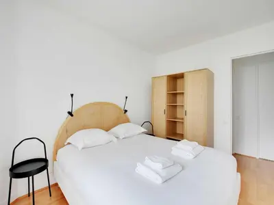 Un ou plusieurs lits dans un hébergement de l'établissement Elegant apt private balcony 2BD 6P - Levallois