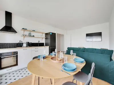 Cuisine ou kitchenette dans l'établissement Elegant apt private balcony 2BD 6P - Levallois