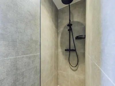 Salle de bains dans l'établissement Charming apt - Canal Saint-Martin - Mobility lease