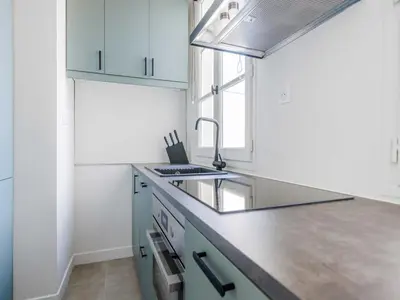 Cuisine ou kitchenette dans l'établissement Charming apt - Canal Saint-Martin - Mobility lease