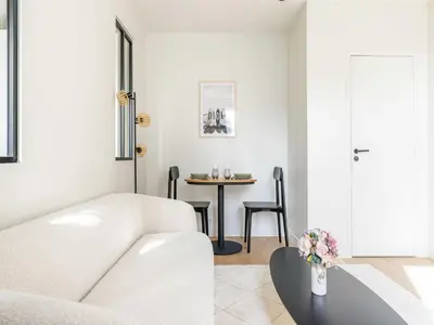Coin salon dans l'établissement Charming apt - Canal Saint-Martin - Mobility lease