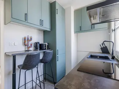 Cuisine ou kitchenette dans l'établissement Charming apt - Canal Saint-Martin - Mobility lease