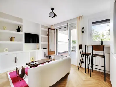 Télévision ou salle de divertissement dans l'établissement Beautiful apartment La Muette Passy Terrace - MOBILITY LEASE