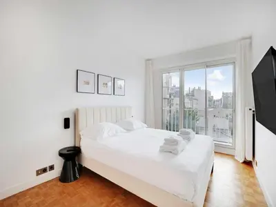 Un ou plusieurs lits dans un hébergement de l'établissement Elegant apartment AC 1BR-4P- Ternes
