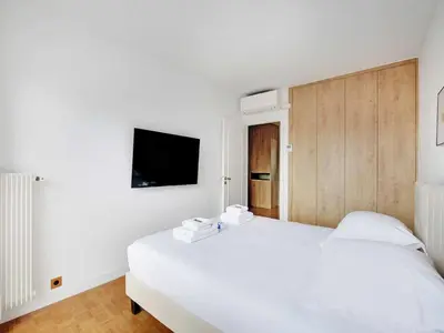 Un ou plusieurs lits dans un hébergement de l'établissement Elegant apartment AC 1BR-4P- Ternes