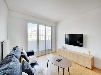 Télévision ou salle de divertissement dans l'établissement Elegant apartment AC 1BR-4P- Ternes