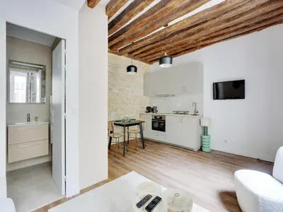 Cuisine ou kitchenette dans l'établissement Magnificent Cocoon in the heart of Marais