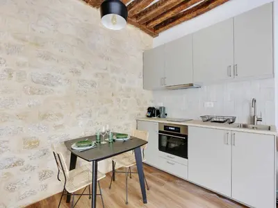 Cuisine ou kitchenette dans l'établissement Magnificent Cocoon in the heart of Marais