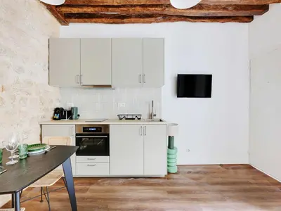 Cuisine ou kitchenette dans l'établissement Magnificent Cocoon in the heart of Marais