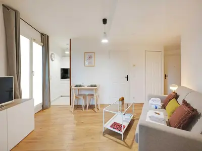 Télévision ou salle de divertissement dans l'établissement Modern studio 2P - Courbevoie La Défense