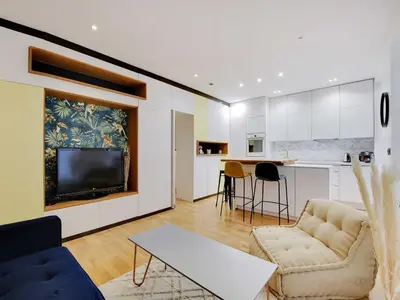 Télévision ou salle de divertissement dans l'établissement Flat with terrace 3 BDR 6P Neuilly Seine