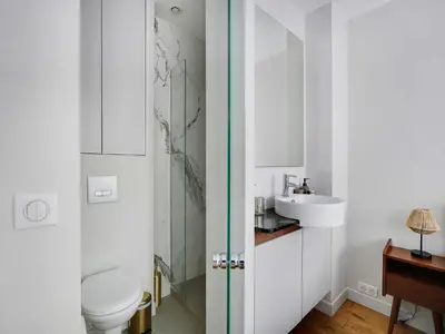 Salle de bains dans l'établissement Charming studio - Neuilly-sur-Seine - Mobility lease