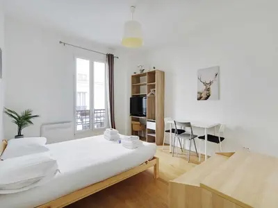 Télévision ou salle de divertissement dans l'établissement Spacious Studio - 2P - Levallois-Perret