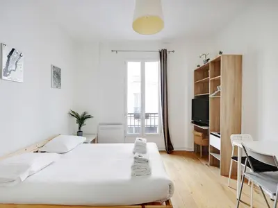 Un ou plusieurs lits dans un hébergement de l'établissement Spacious Studio - 2P - Levallois-Perret