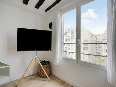 Télévision ou salle de divertissement dans l'établissement Charming studio near les Halles - Mobility lease