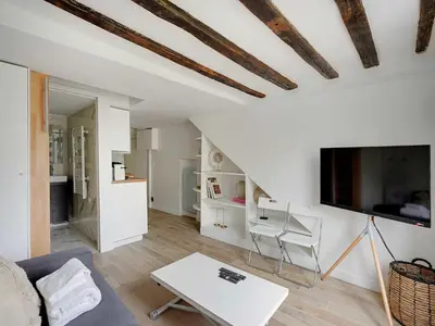 Télévision ou salle de divertissement dans l'établissement Charming studio near les Halles - Mobility lease