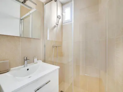 Salle de bains dans l'établissement Very nice appt 1 BDR 2P- VOLTAIRE CHARONNE