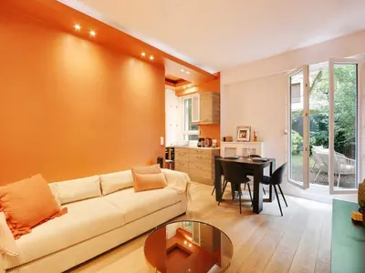 Coin salon dans l'établissement Cosy flat with garden -Neuilly-sur-Seine