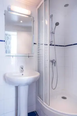 Salle de bains dans l'établissement Hotel des Arts - Cite Bergere