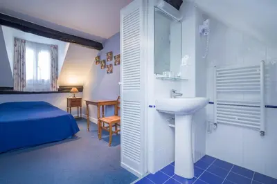 Un ou plusieurs lits dans un hébergement de l'établissement Hotel des Arts - Cite Bergere