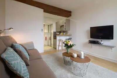 Télévision ou salle de divertissement dans l'établissement HolidaysInParis - Bourg Tibourg