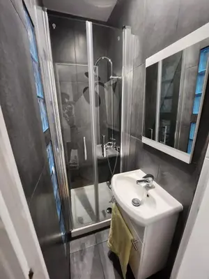 Salle de bains dans l'établissement Confortable studio, jolie terrasse a 350 m de Paris