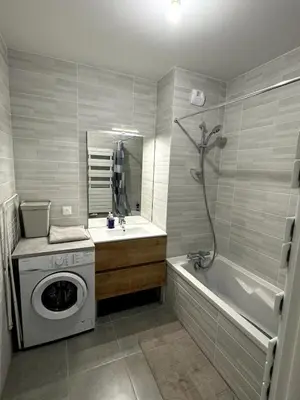 Salle de bains dans l'établissement Appartement calme et lumineux avec 2 chambres et un parking