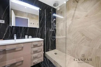 Salle de bains dans l'établissement Gaspar- 2 Rooms with Balcony- Metro Marcel Sembat