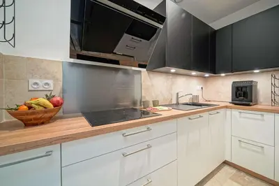 Cuisine ou kitchenette dans l'établissement Chez l'Antiquaire, un repaire Arty aux Puces de Saint-Ouen
