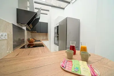 Cuisine ou kitchenette dans l'établissement Chez l'Antiquaire, un repaire Arty aux Puces de Saint-Ouen