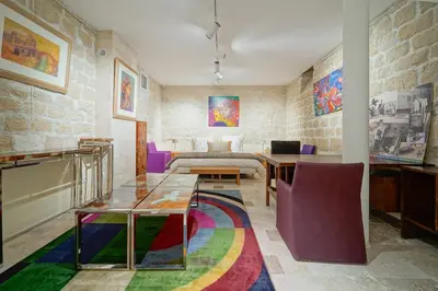 Coin salon dans l'établissement Chez l'Antiquaire, un repaire Arty aux Puces de Saint-Ouen