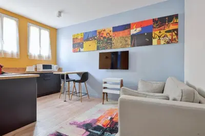 Télévision ou salle de divertissement dans l'établissement Studio moderne proche Parc des Expos et Metro L12