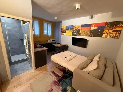 Télévision ou salle de divertissement dans l'établissement Studio moderne proche Parc des Expos et Metro L12