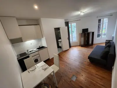 Cuisine ou kitchenette dans l'établissement Agréable et vaste Studio à 350 M de Paris