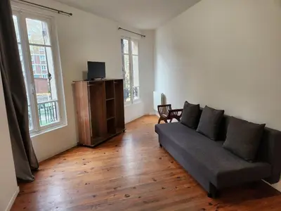 Télévision ou salle de divertissement dans l'établissement Agréable et vaste Studio à 350 M de Paris