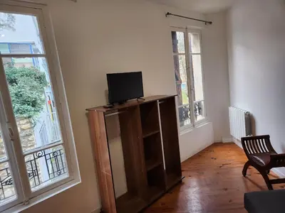 Télévision ou salle de divertissement dans l'établissement Agréable et vaste Studio à 350 M de Paris