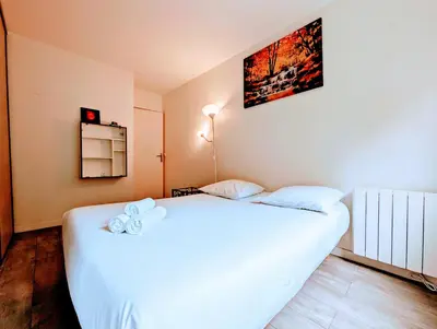 Un ou plusieurs lits dans un hébergement de l'établissement Chic and spacious apart with parking and garden