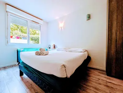Un ou plusieurs lits dans un hébergement de l'établissement Chic and spacious apart with parking and garden