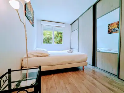Un ou plusieurs lits dans un hébergement de l'établissement Chic and spacious apart with parking and garden