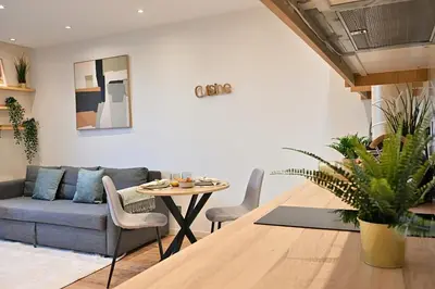 Coin salon dans l'établissement Charming apartment Neuilly-sur-seine