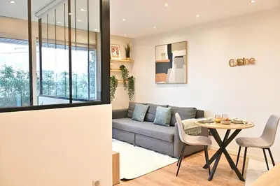 Coin salon dans l'établissement Charming apartment Neuilly-sur-seine