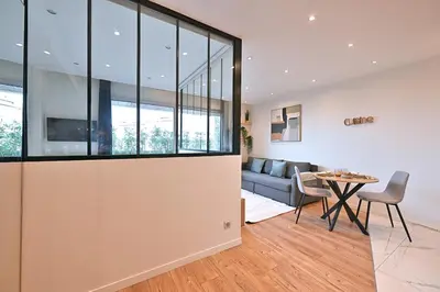 Coin salon dans l'établissement Charming apartment Neuilly-sur-seine
