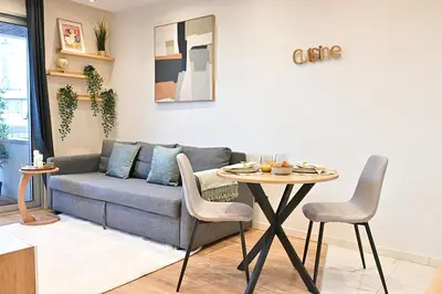 Coin salon dans l'établissement Charming apartment Neuilly-sur-seine