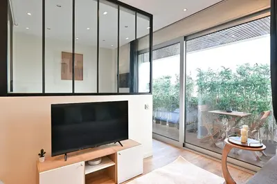 Télévision ou salle de divertissement dans l'établissement Charming apartment Neuilly-sur-seine